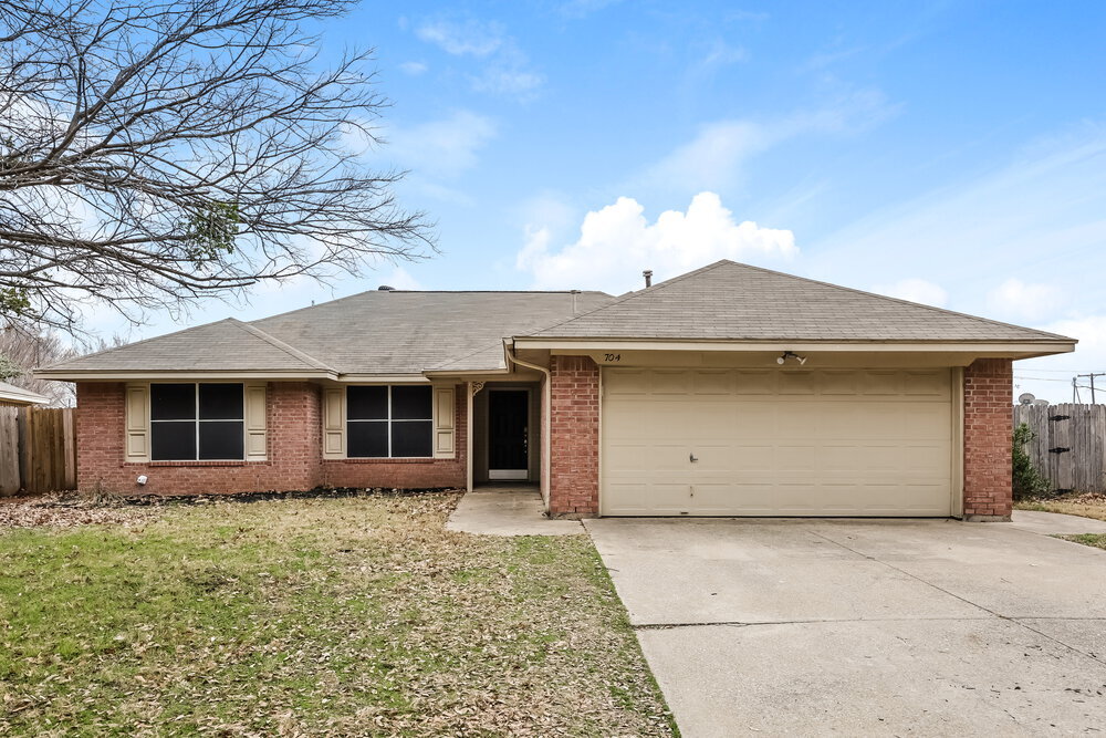 704 Stonebrooke Dr in Burleson, TX - Building Photo