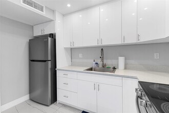 5925 SW 36th Ct in Davie, FL - Building Photo - Building Photo