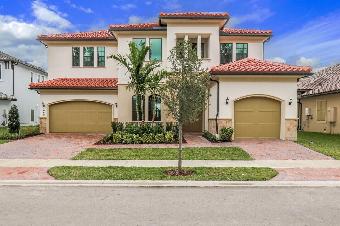 8660 W Parkland Bay Trl in Coral Springs, FL - Building Photo