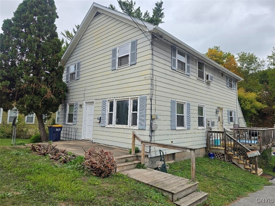 11 Seneca Ave in Oneida, NY - Building Photo