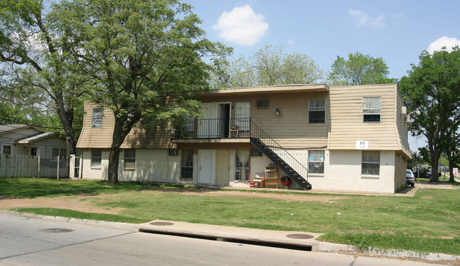 109 Maple St in Arlington, TX - Foto de edificio - Building Photo