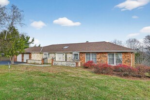 66 Murray Dr in Chester, NY - Building Photo