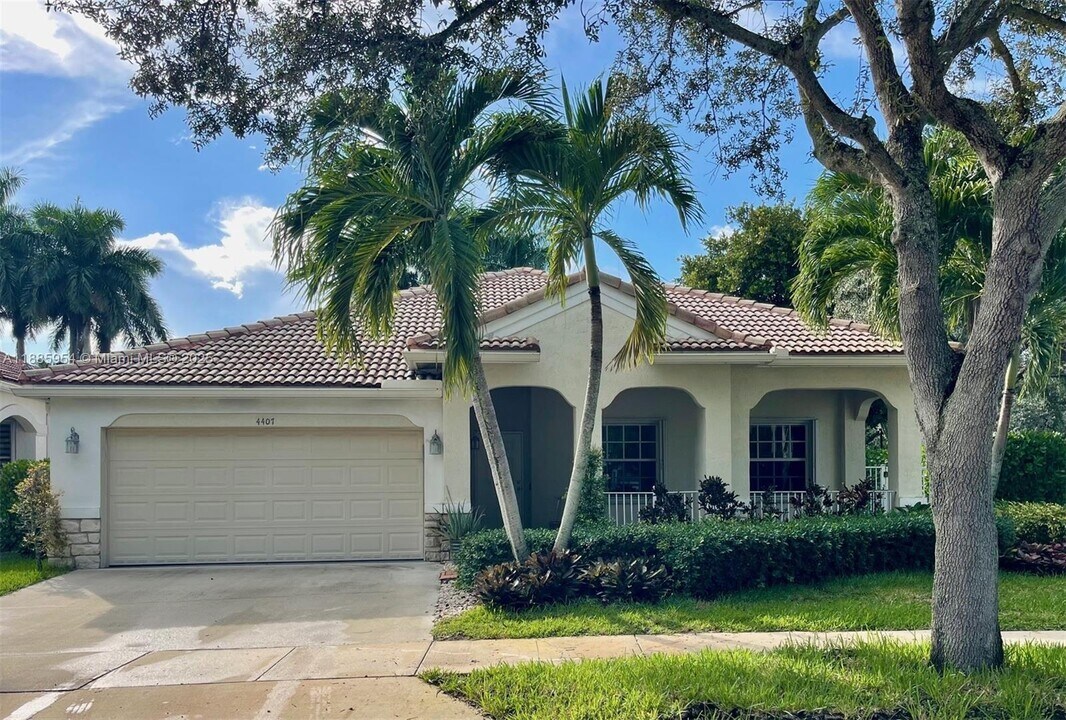 4407 Laurel Ridge Cir in Weston, FL - Building Photo