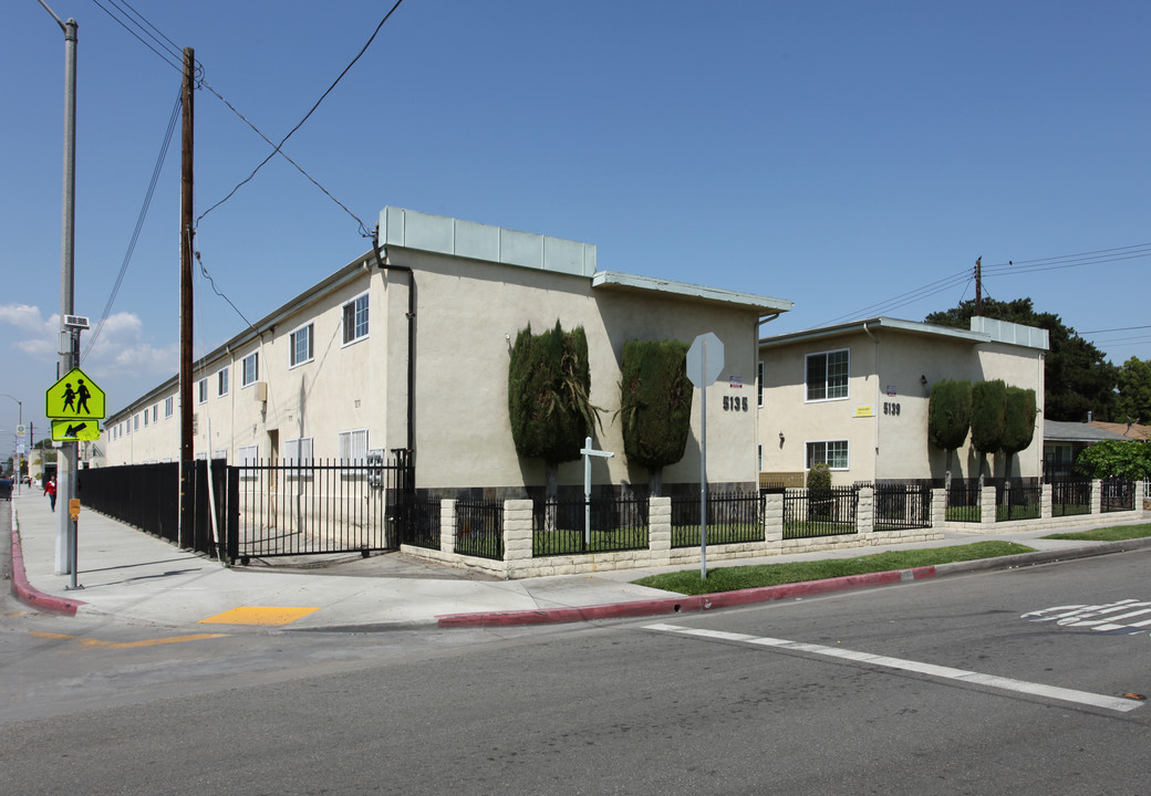 5135 Live Oak St in Cudahy, CA - Foto de edificio