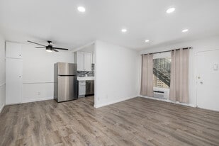 7162 Hawthorn Ave in Los Angeles, CA - Building Photo