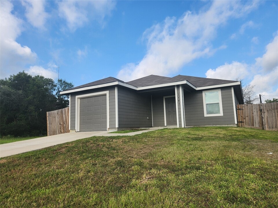 1645 22nd St in Hempstead, TX - Building Photo