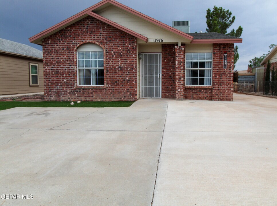 11976 Braveheart Ave in El Paso, TX - Building Photo