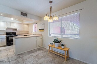 12212 N Paradise Vlg Pkwy S in Phoenix, AZ - Foto de edificio - Building Photo