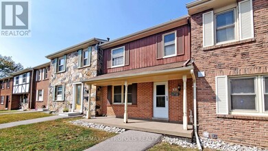 2051-2051 Bridletowne Cir in Toronto, ON - Building Photo - Building Photo