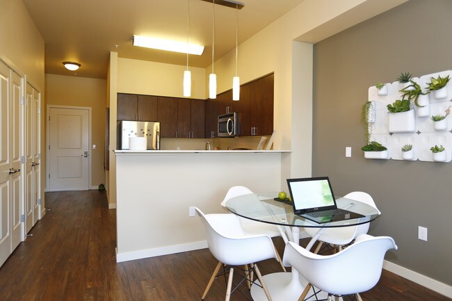Elan Redmond in Redmond, WA - Building Photo - Interior Photo
