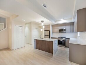 2445 Monarch Dr in Laredo, TX - Foto de edificio - Building Photo