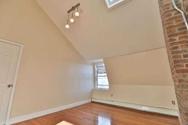 82 Bremen St, Unit 2 in Boston, MA - Building Photo - Building Photo