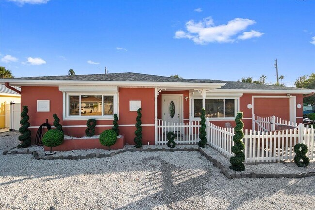 58 Lido Dr in St Pete Beach, FL - Building Photo - Building Photo