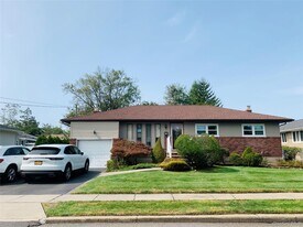 29 Martin Pl in Syosset, NY - Building Photo