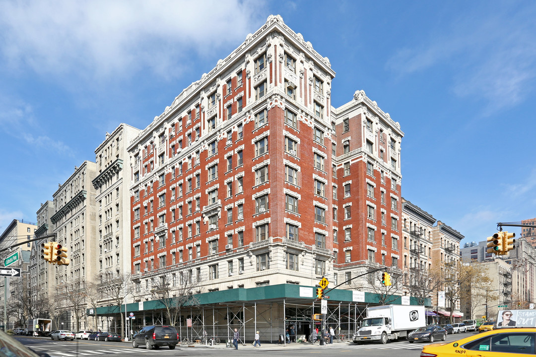 501 West 110th in New York, NY - Building Photo