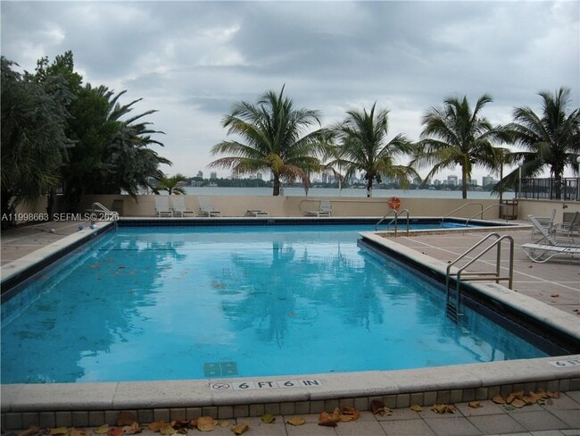 7545 E Treasure Dr in North Bay Village, FL - Building Photo - Building Photo