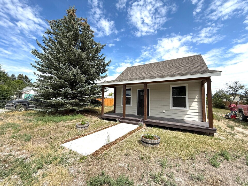 324 N Pine St in Townsend, MT - Building Photo