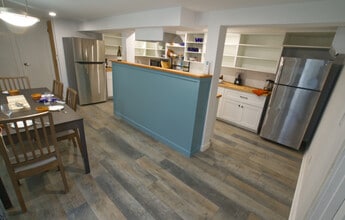 4157 SE Brooklyn St, Unit The Roost- Sunny 2B2b in Portland, OR - Building Photo - Building Photo