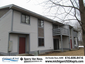 Whispering Winds Apartments in Clare, MI - Building Photo - Building Photo