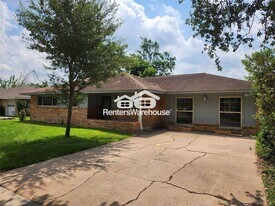 8033 Turquoise Ln in Houston, TX - Building Photo