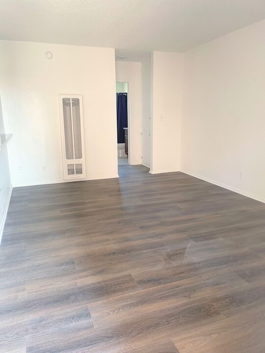 14555 Blythe St in Los Angeles, CA - Building Photo