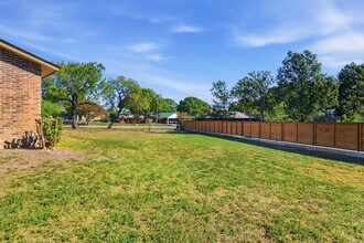 5922 Moon Dance St in San Antonio, TX - Foto de edificio - Building Photo