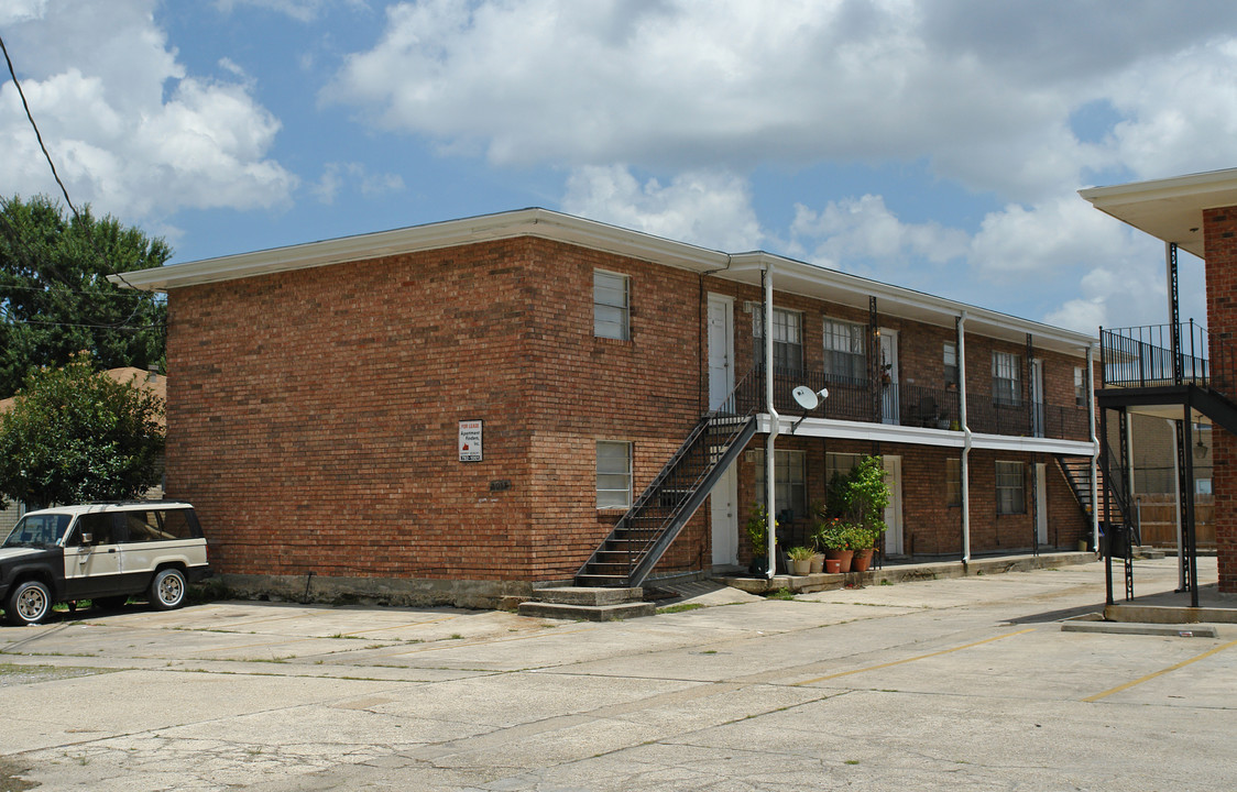 3017 Lake Villa Dr in Metairie, LA - Building Photo