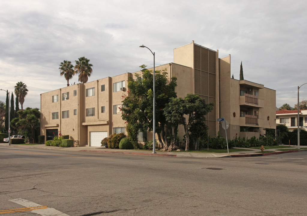 1301 N Mansfield Ave in Los Angeles, CA - Building Photo