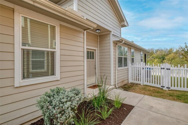 1701 Logan Dr in Round Rock, TX - Foto de edificio - Building Photo