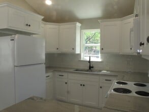 412 Lucille St in Kerrville, TX - Building Photo - Building Photo
