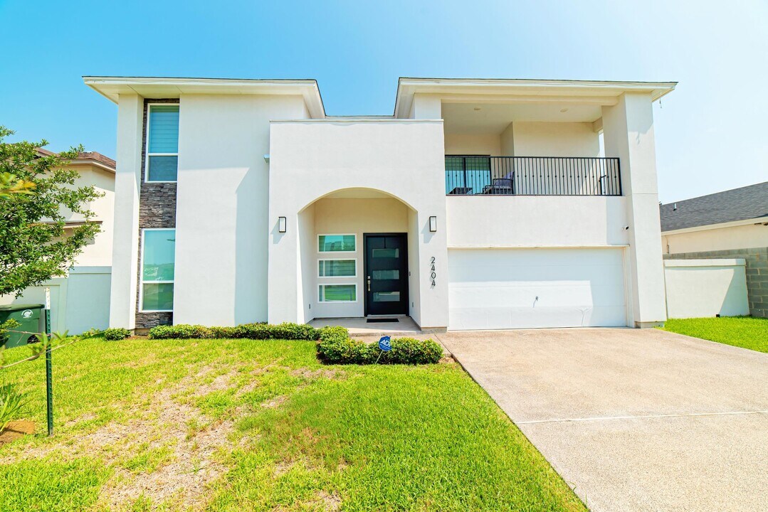 2404 Norman Mailer Dr in Laredo, TX - Building Photo
