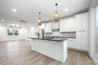 Room in Townhome on Donna Ave in Charlotte, NC - Building Photo - Building Photo