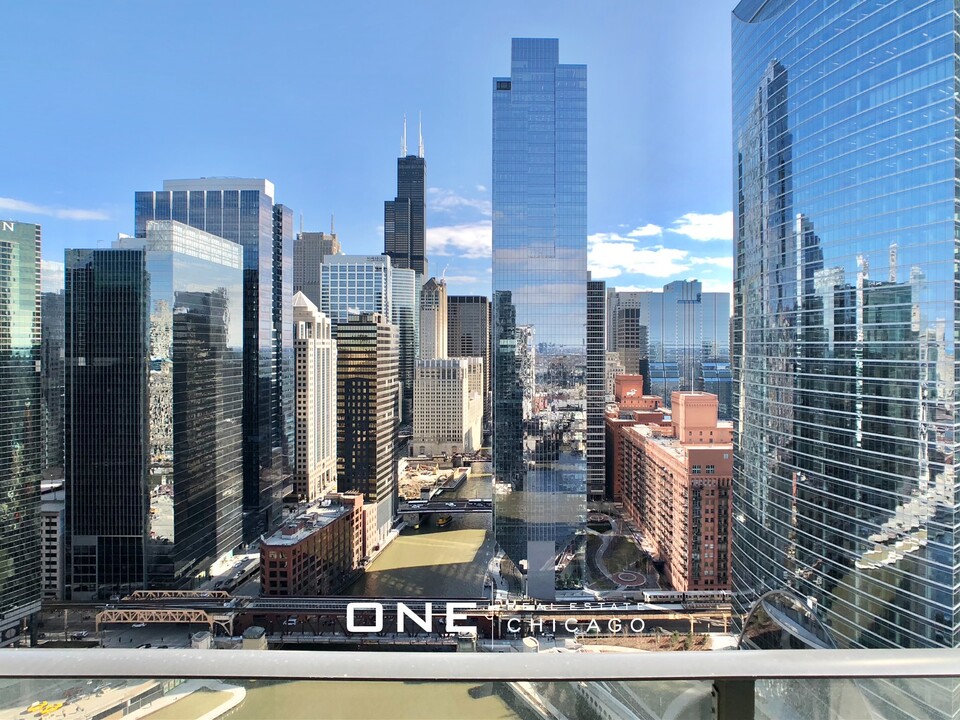 333 W Wolf Point Plaza in Chicago, IL - Building Photo