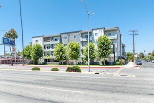 Rubio Villas in Lake Balboa, CA - Building Photo