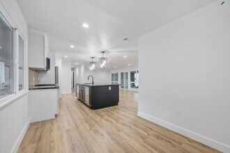 22650 Sherman Way in Los Angeles, CA - Building Photo - Building Photo