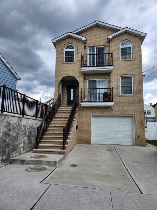43 W 49th St in Bayonne, NJ - Building Photo