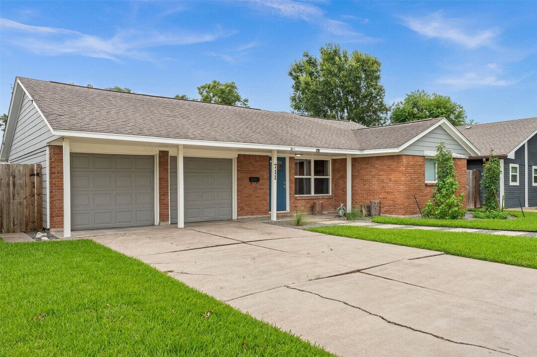711 Kalmer St in Pasadena, TX - Building Photo
