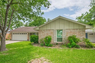 9011 Bintliff Dr in Houston, TX - Building Photo - Building Photo