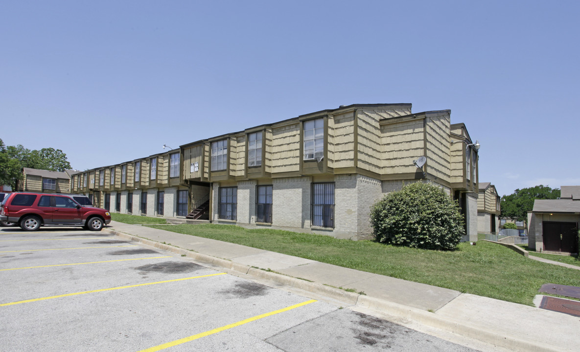 Oak Hollow Apartments in Dallas, TX - Foto de edificio