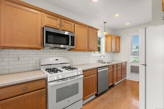 18 Wessels Pl in Greenwich, CT - Building Photo - Building Photo