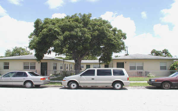 2489 SW 27th St in Miami, FL - Building Photo - Building Photo