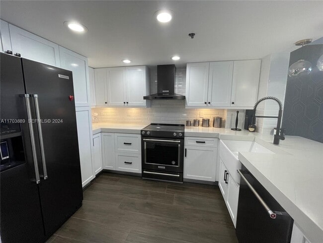 2555 Collins Ave in Miami Beach, FL - Building Photo - Building Photo