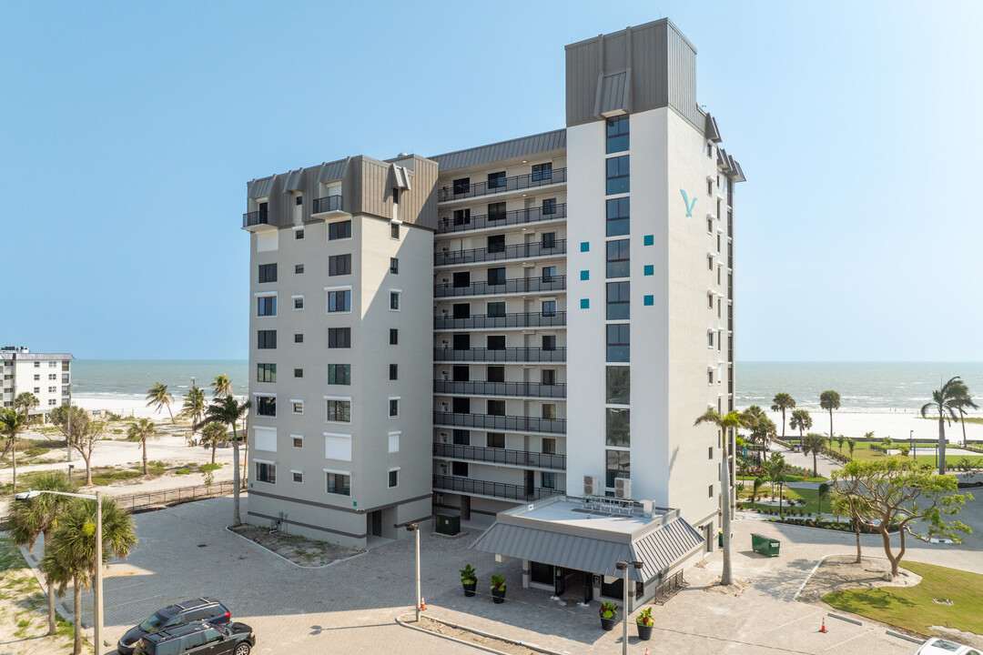 Caper Beach Club in Ft. Myers, FL - Building Photo