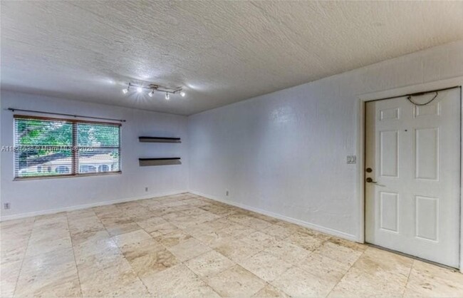 530 NE 15th Ct, Unit 6 in Fort Lauderdale, FL - Building Photo - Building Photo