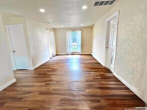 6803 Indian Lake Dr, Unit M-109 in San Antonio, TX - Foto de edificio - Building Photo