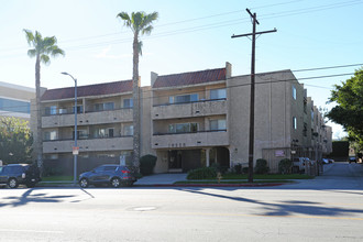 18558 Roscoe Blvd in Reseda, CA - Building Photo - Building Photo