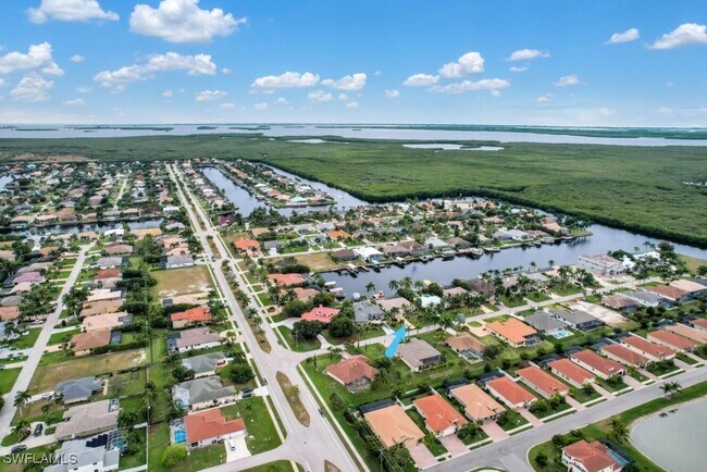 2810 SW 49th Terrace in Cape Coral, FL - Foto de edificio - Building Photo