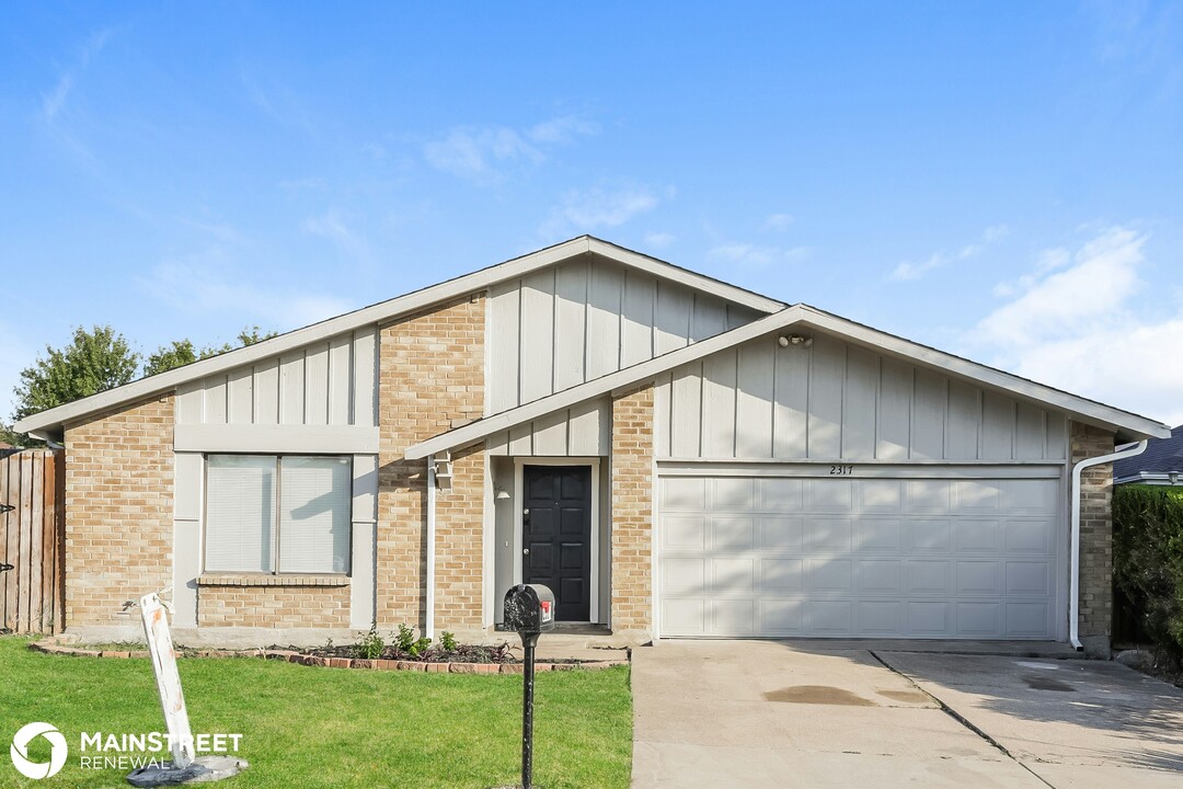 2317 Benbrook Dr in Carrollton, TX - Building Photo