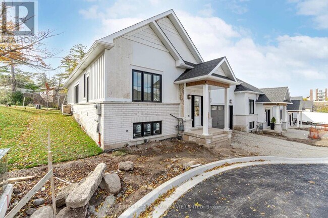 8 Santa Barbara Ln in Halton Hills, ON - Building Photo - Building Photo