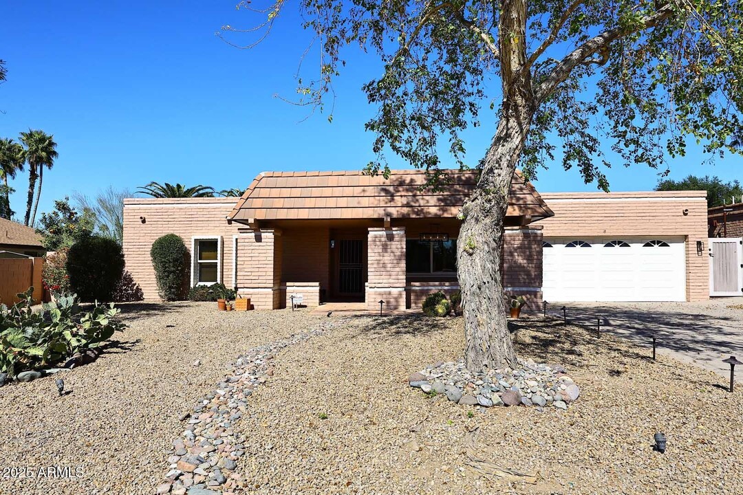 320 E Country Gables Dr in Phoenix, AZ - Building Photo